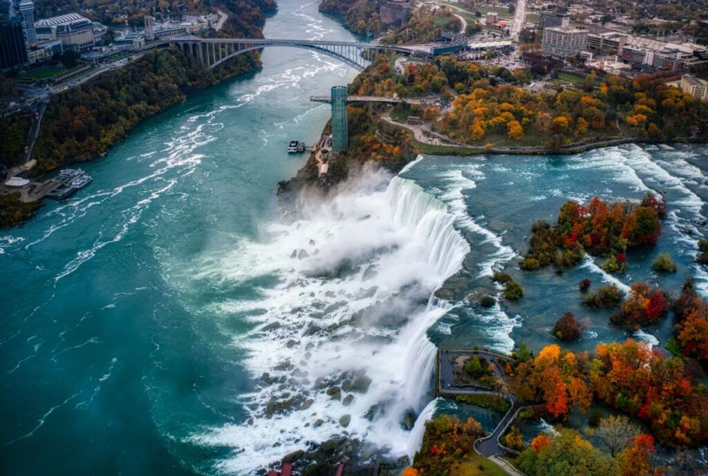 Die American Falls der Niagarafälle - oben im Bild ist der amerikanische Teil, unten der canadische Bereich