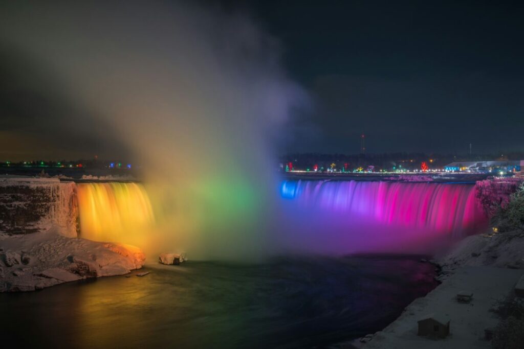Die beleuchteten Niagarafälle nachts
