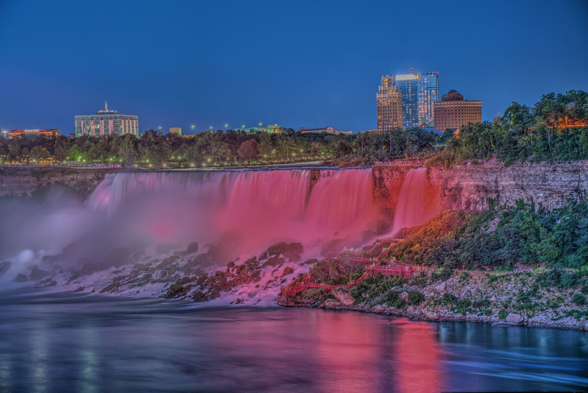 Die American Falls mit Beleuchtung in der Nacht