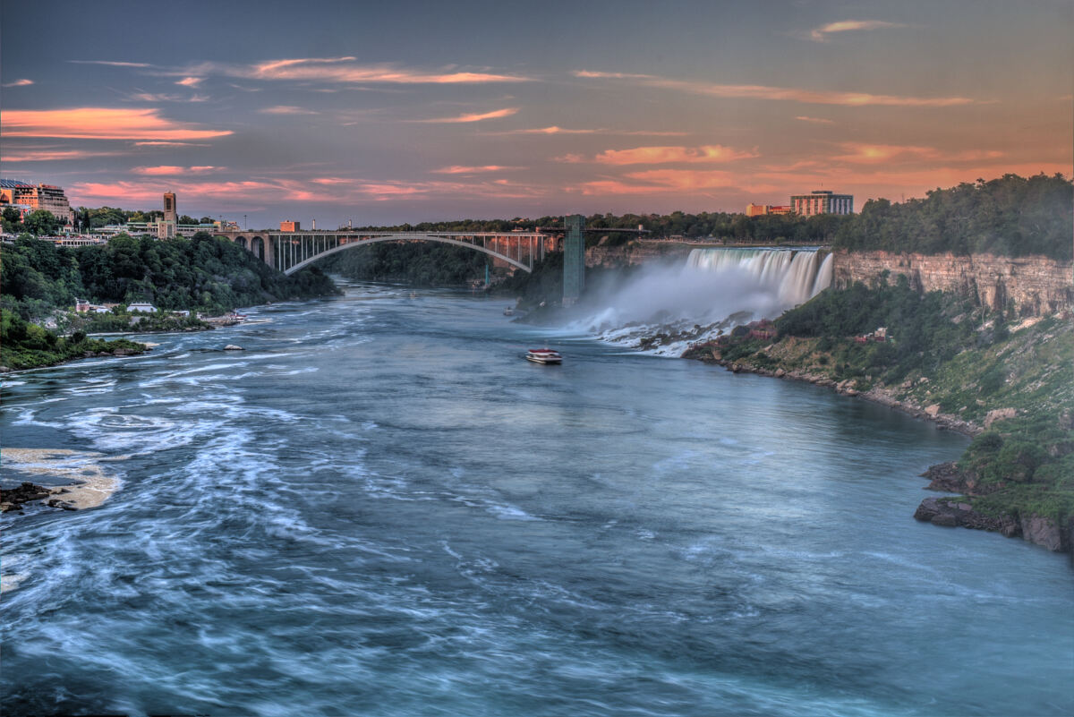 Blick auf die American Falls, dahinter links im Bild die Rainbow Bridge