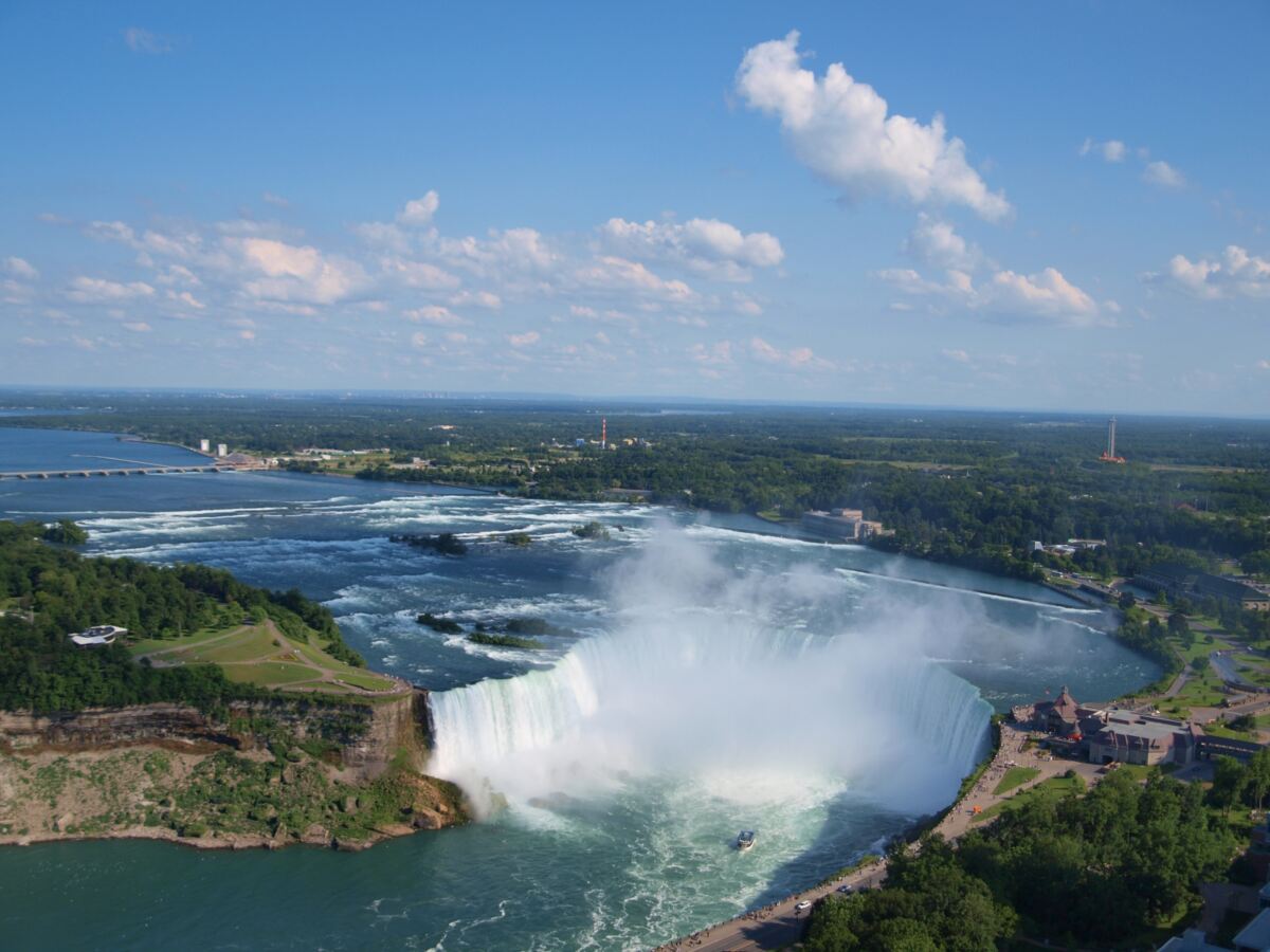 Links vom Horseshoe Fall siehst du die Wiese mit der Aussichtskanzel Terrapin Point