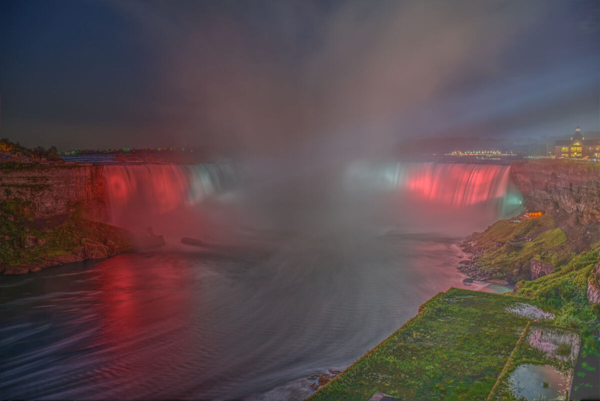 In der Nacht werden die Hoseshoe Falls beleuchtet